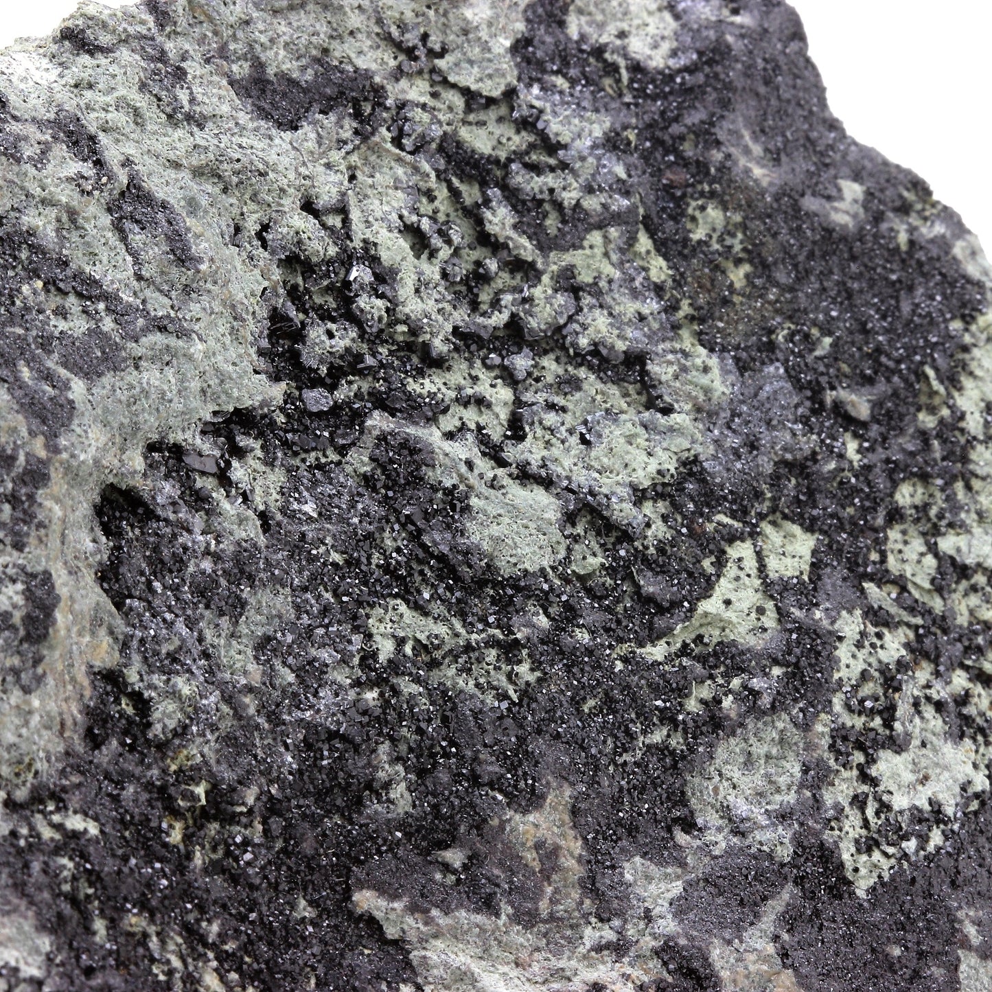 Grenat Melanite + Perovskite. 3026.5 carats. San Benito Co., California, USA