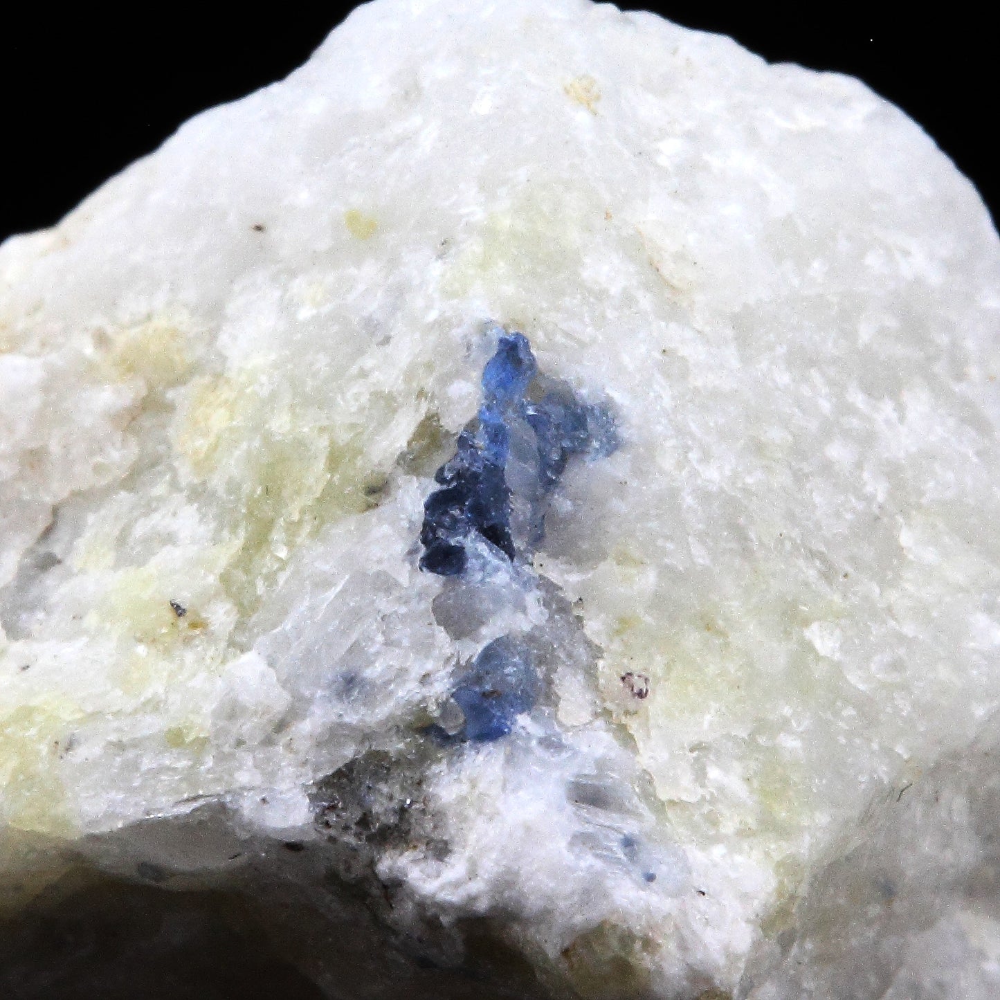 Spinelle Cobalt dans Marbre. 23.0 carats. Khe Khi, Luc Yen, Vietnam