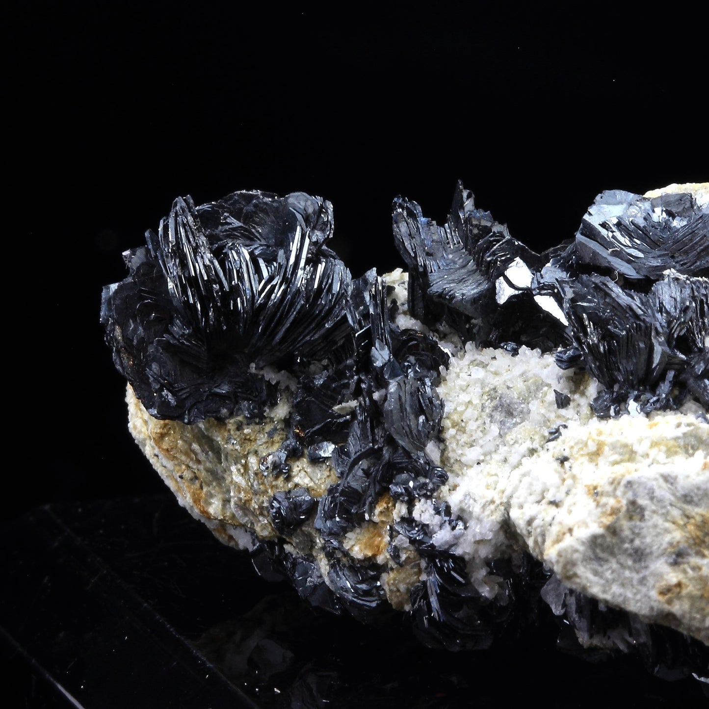 Hematite. 83.0 carats. L'Alpe d'Huez, Oisans, France