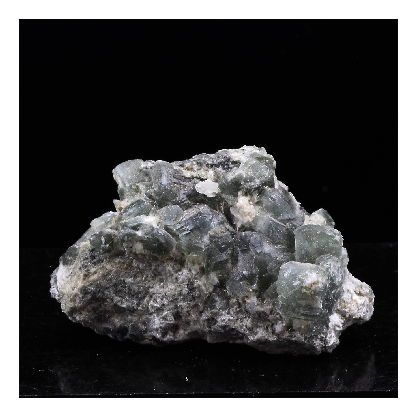 Prehnite. 106.0 carats. La Combe de la Selle, Bourg d'Oisans, France