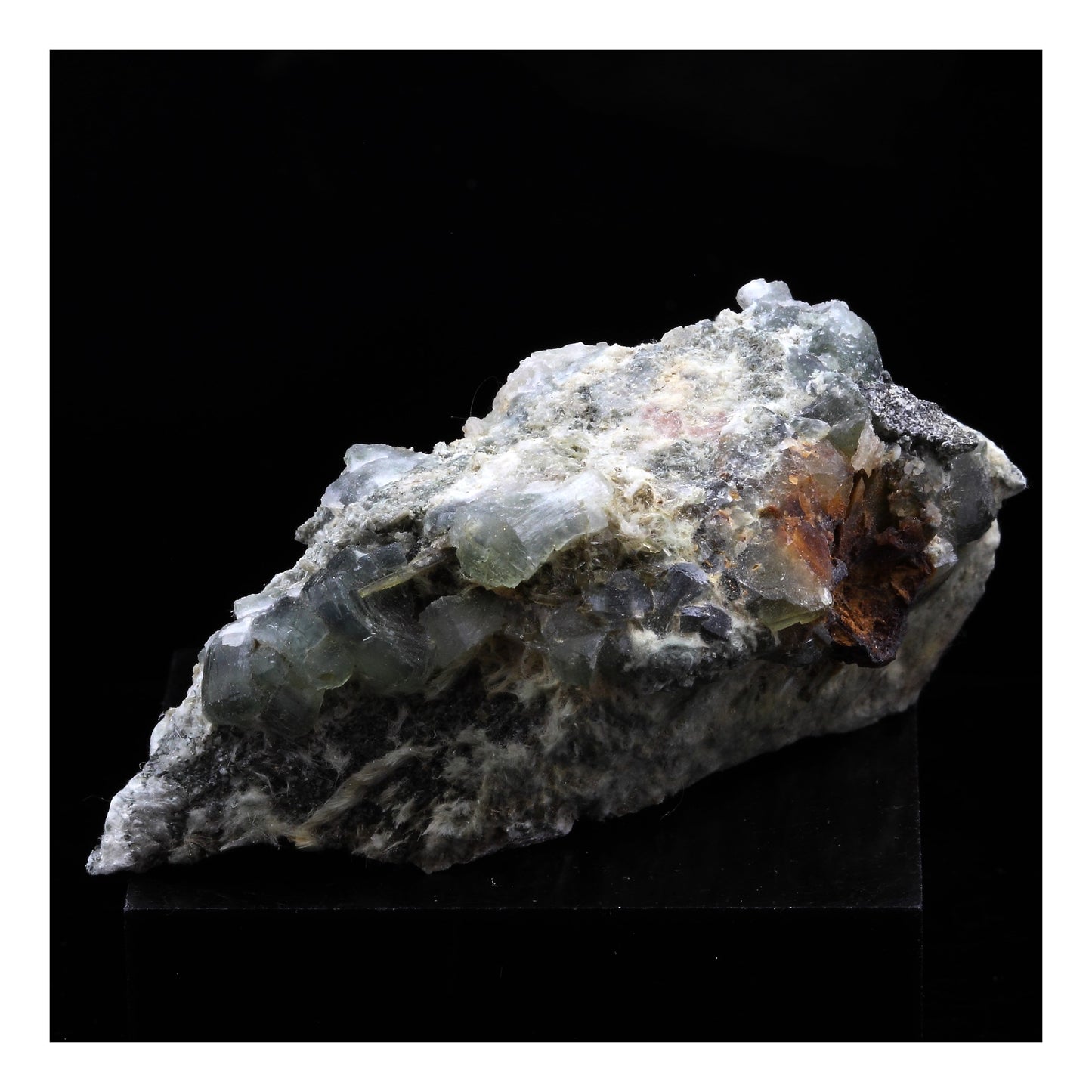 Prehnite. 263.0 carats. La Combe de la Selle, Bourg d'Oisans, France