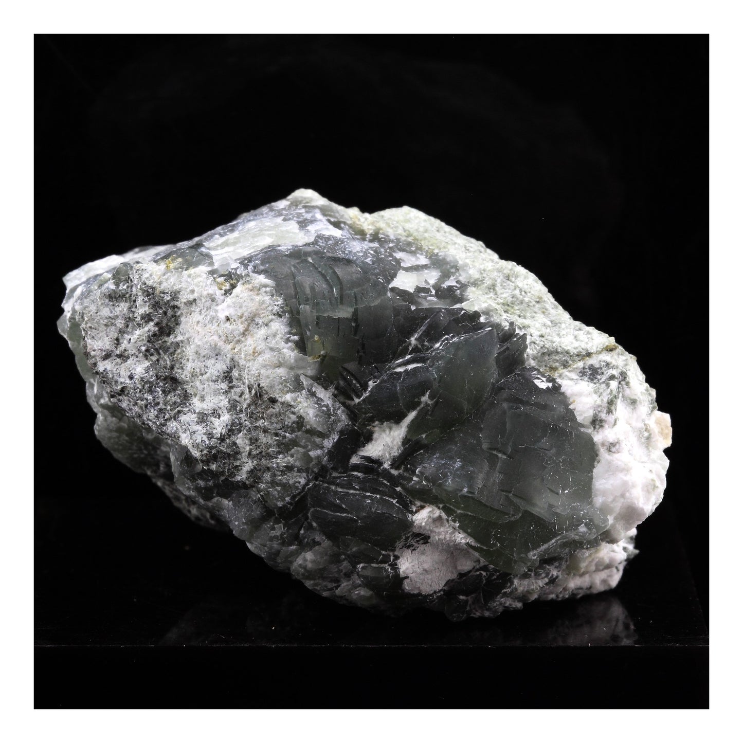 Prehnite. 260.5 carats. La Combe de la Selle, Bourg d'Oisans, France