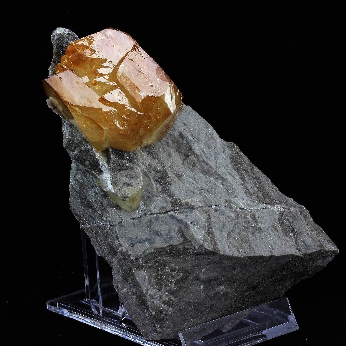 Calcite. 4165.0 carats. En provenance de Elmwood mine, Carthage, Central Tennessee Ba-F-Pb-Zn District, Tennessee, USA