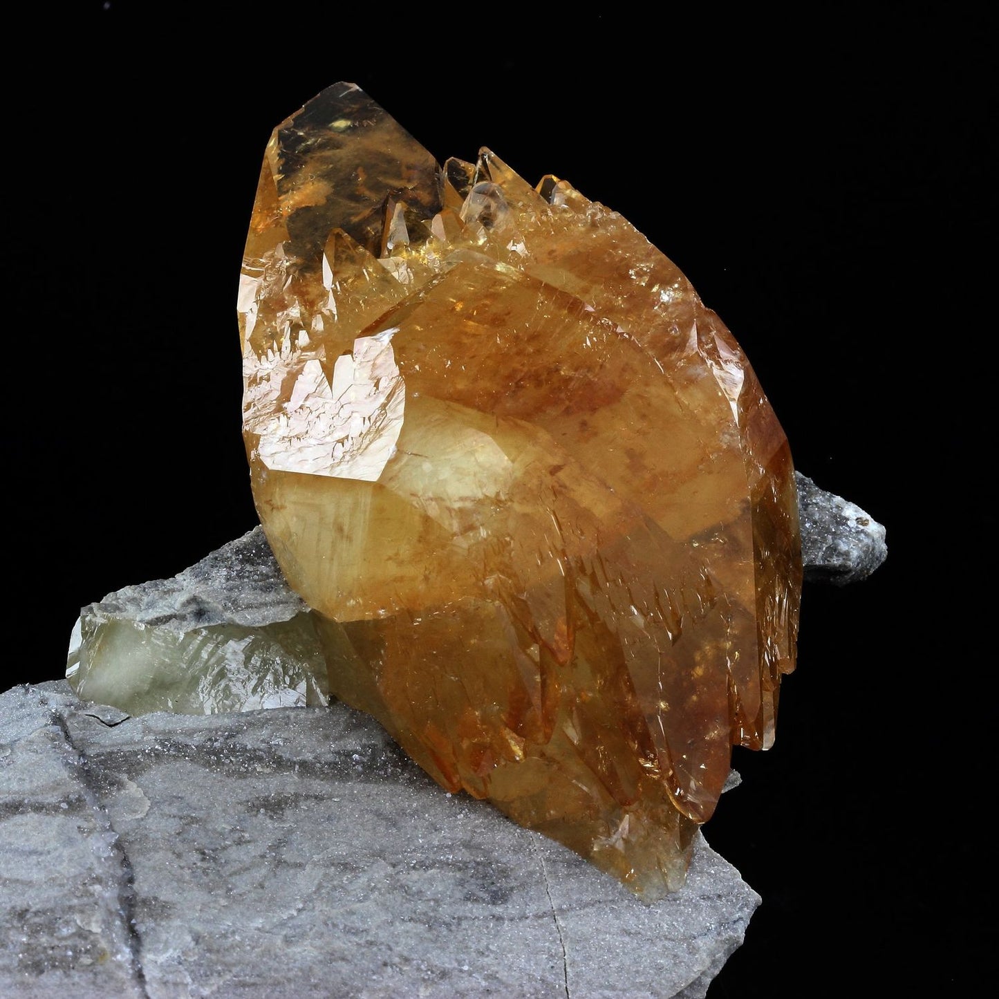 Calcite. 4165.0 carats. En provenance de Elmwood mine, Carthage, Central Tennessee Ba-F-Pb-Zn District, Tennessee, USA