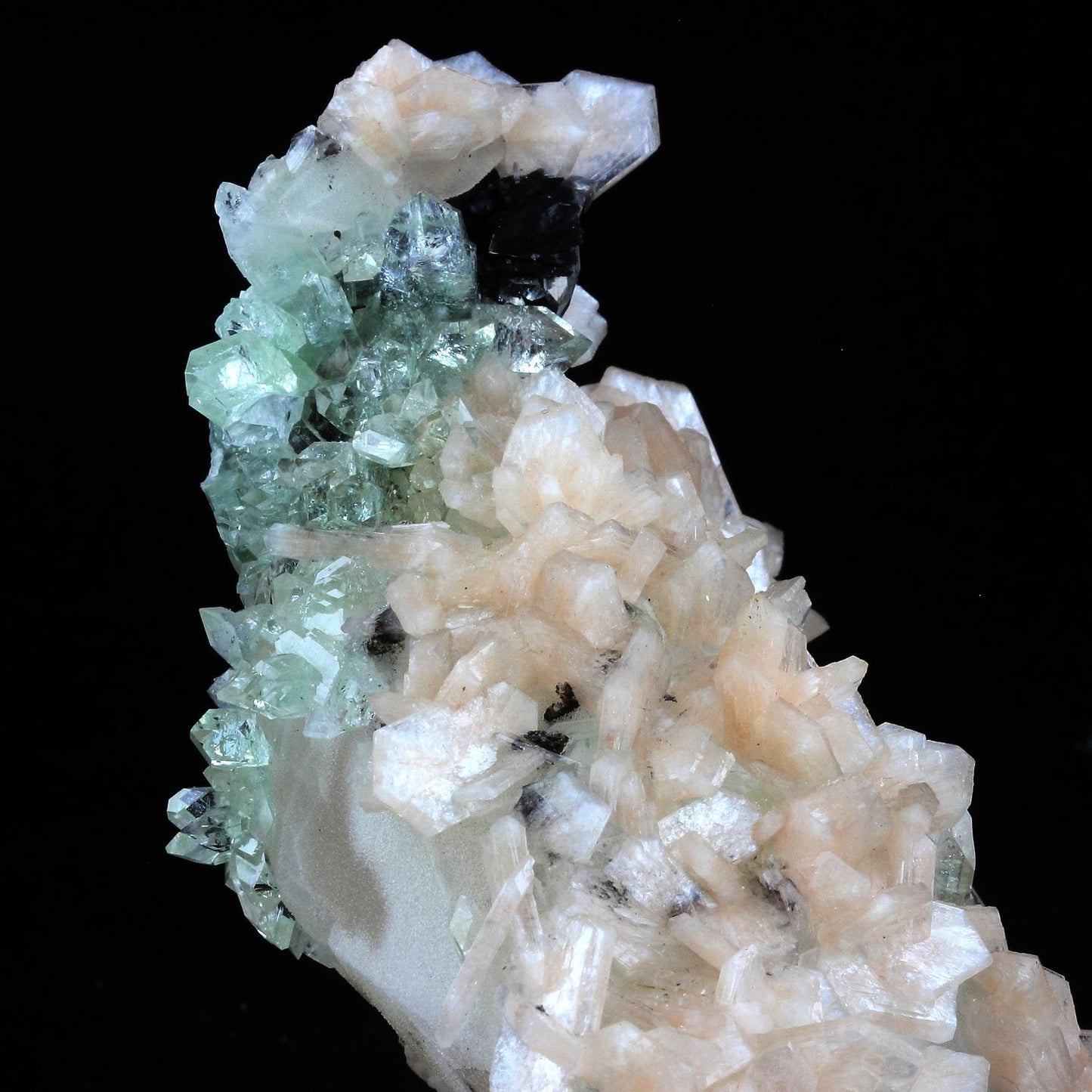 Apophyllite + Stilbite + Calcite. 2085.0 carats. En provenance de Wagholi, Pune, Maharashtra, Inde