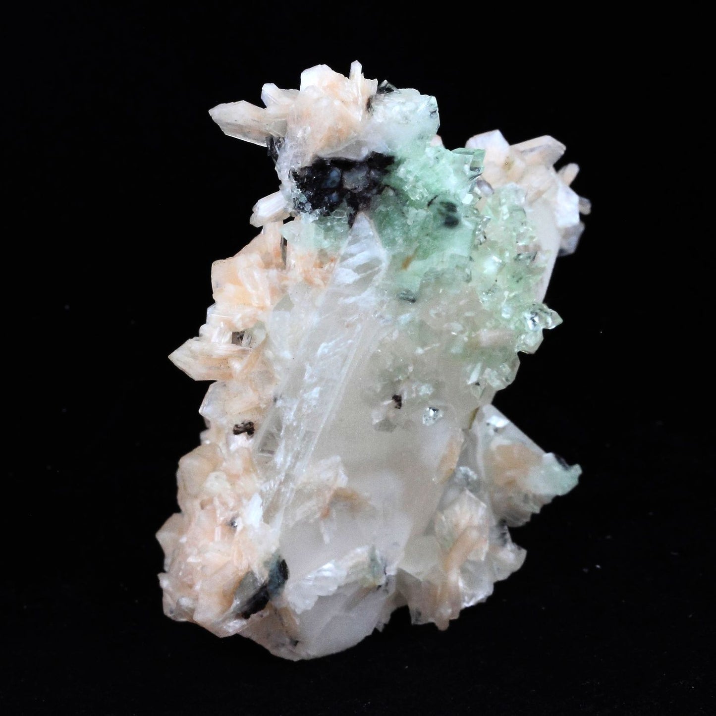 Apophyllite + Stilbite + Calcite. 2085.0 carats. En provenance de Wagholi, Pune, Maharashtra, Inde