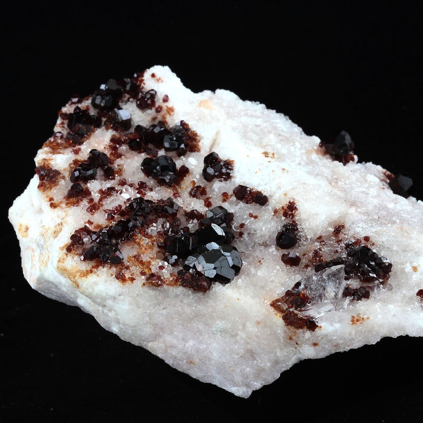 Uvite, Magnesite. 2263.0 carats. Brumado, Bahia, Brésil