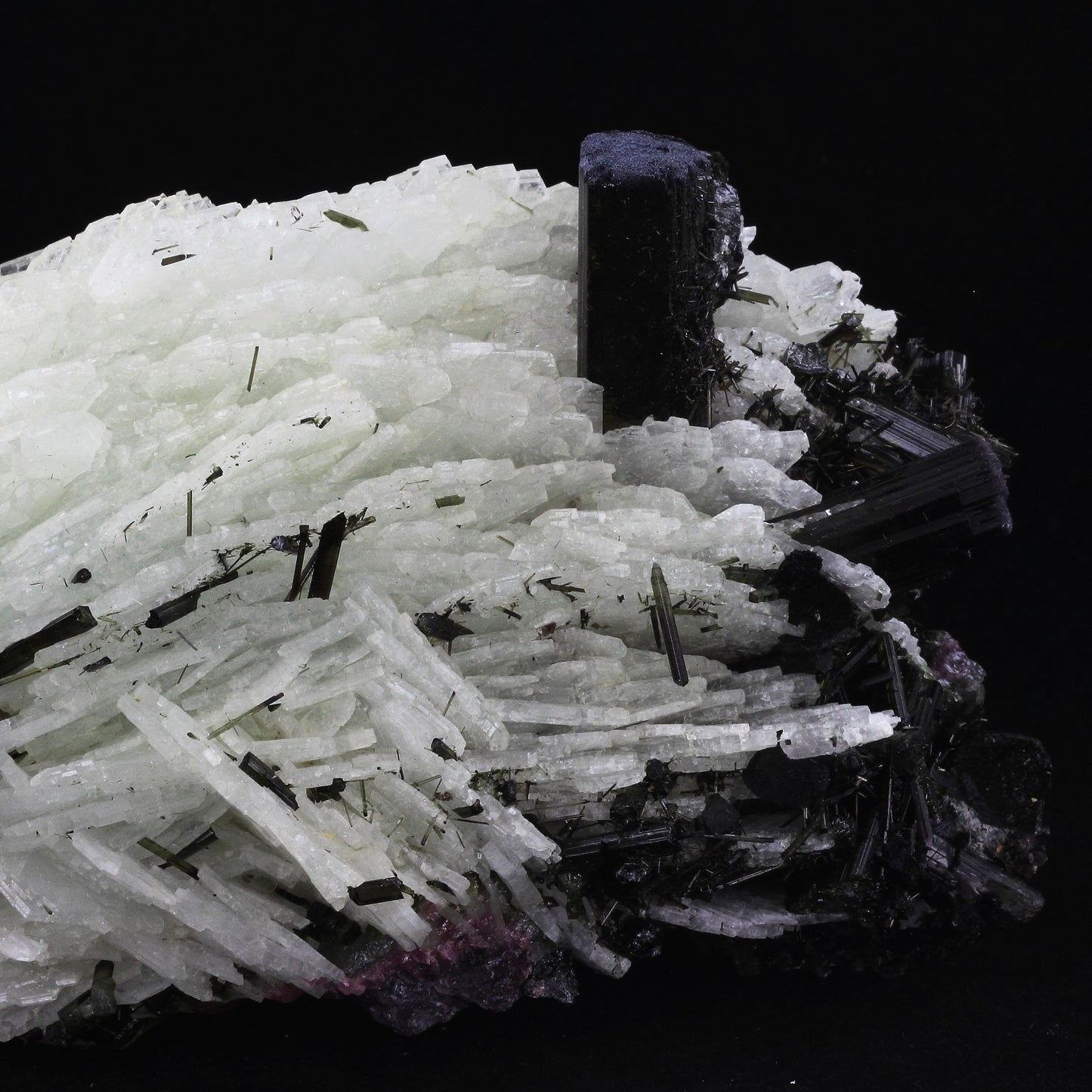 Cleavelandite + Tourmaline + Lepidolite 5692.0 carats. Pederneira mine, Minas Gerais, Bresil