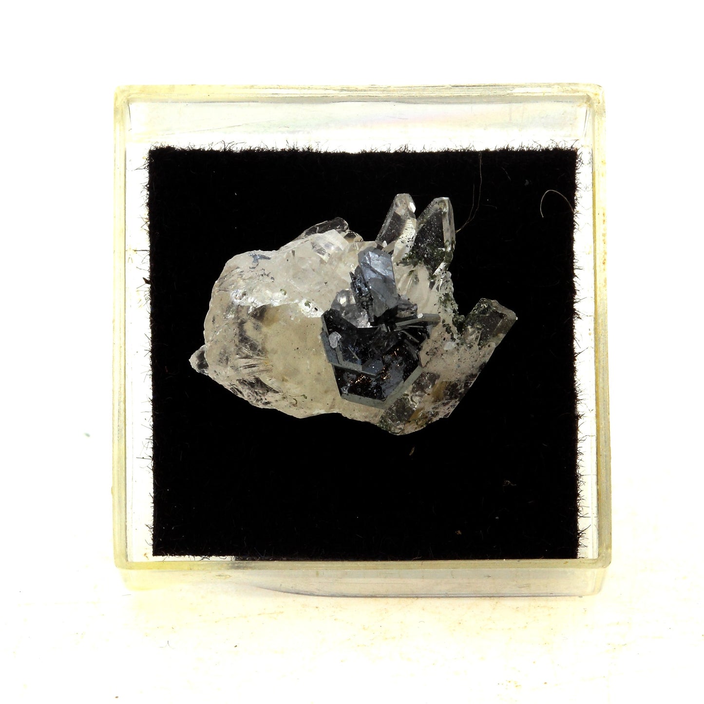 Quartz + Hematite. 18.5 carats. Saint Christophe-en-Oisans, France