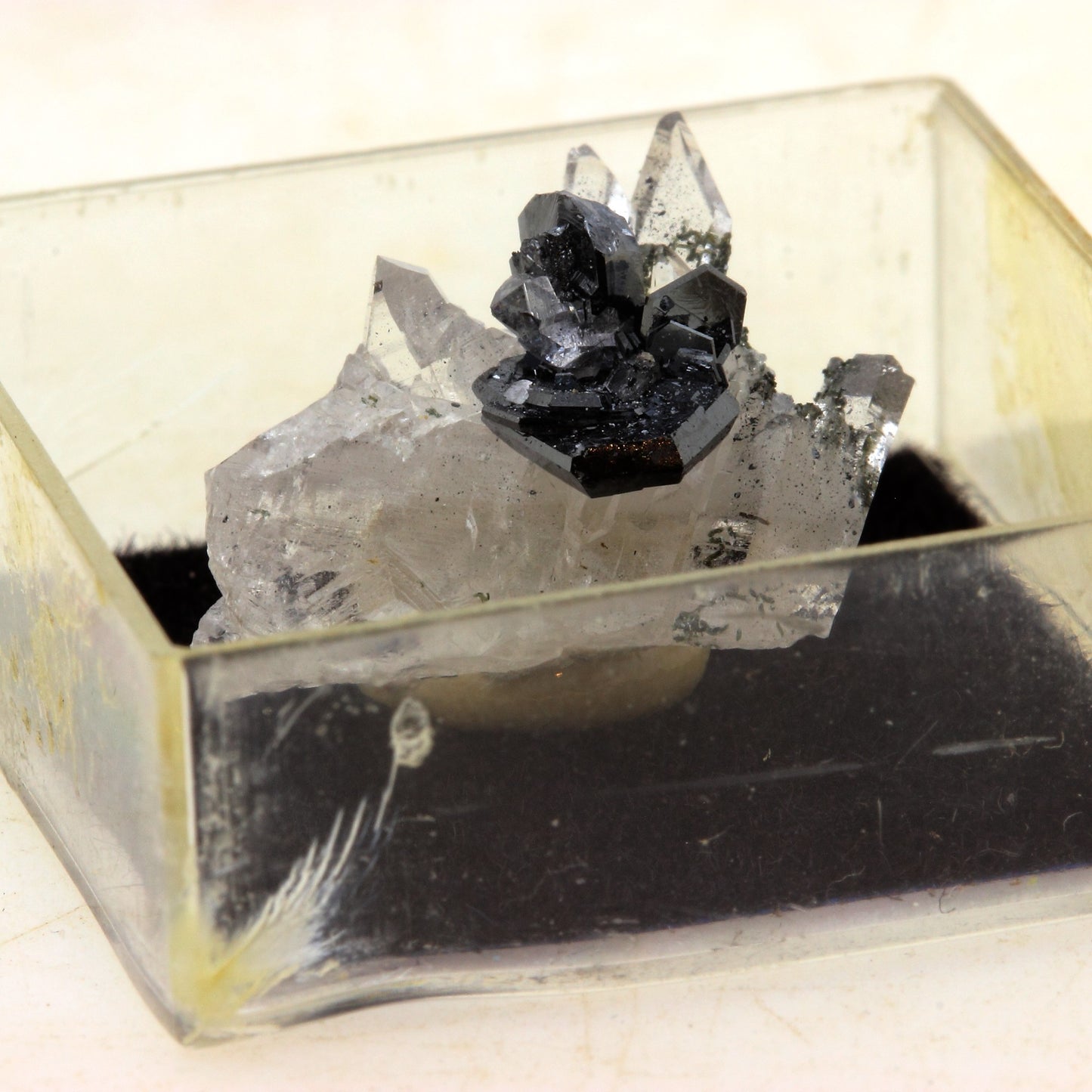 Quartz + Hematite. 18.5 carats. Saint Christophe-en-Oisans, France