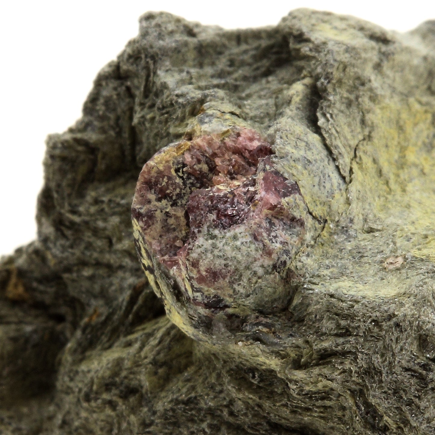 Grenat Almandin. 180.0 carats. Serevengude, Collobrières, France