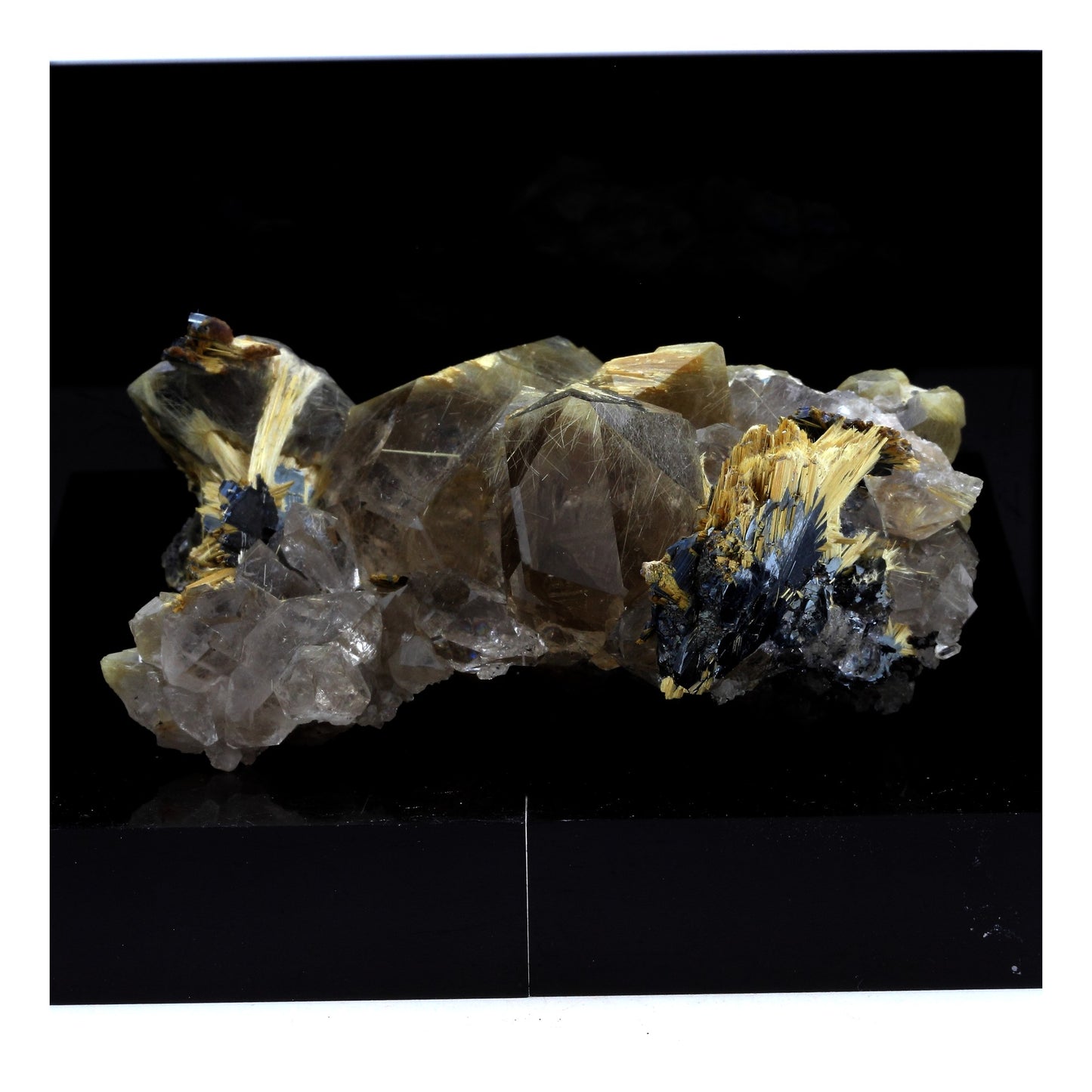 Quartz Rutile + Hematite. 1605.0 carats. Novo Horizonte, Bahia, Brésil