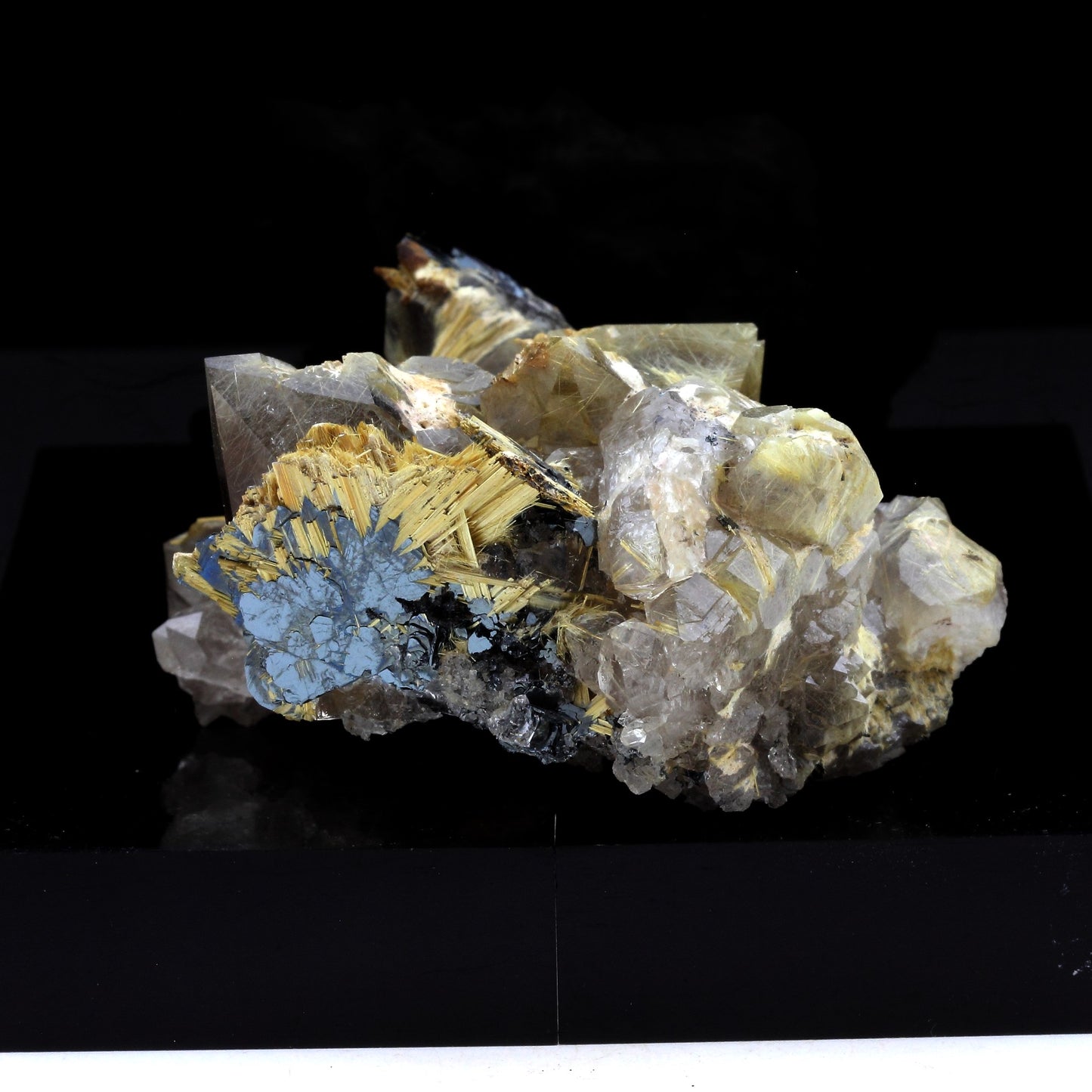 Quartz Rutile + Hematite. 1605.0 carats. Novo Horizonte, Bahia, Brésil