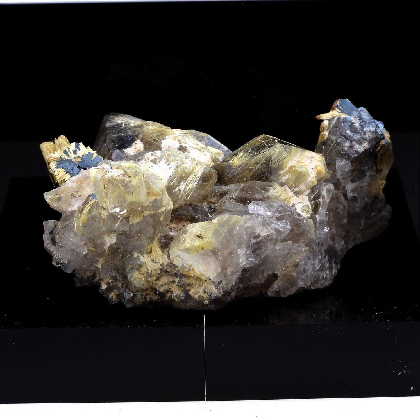 Quartz Rutile + Hematite. 1605.0 carats. Novo Horizonte, Bahia, Brésil
