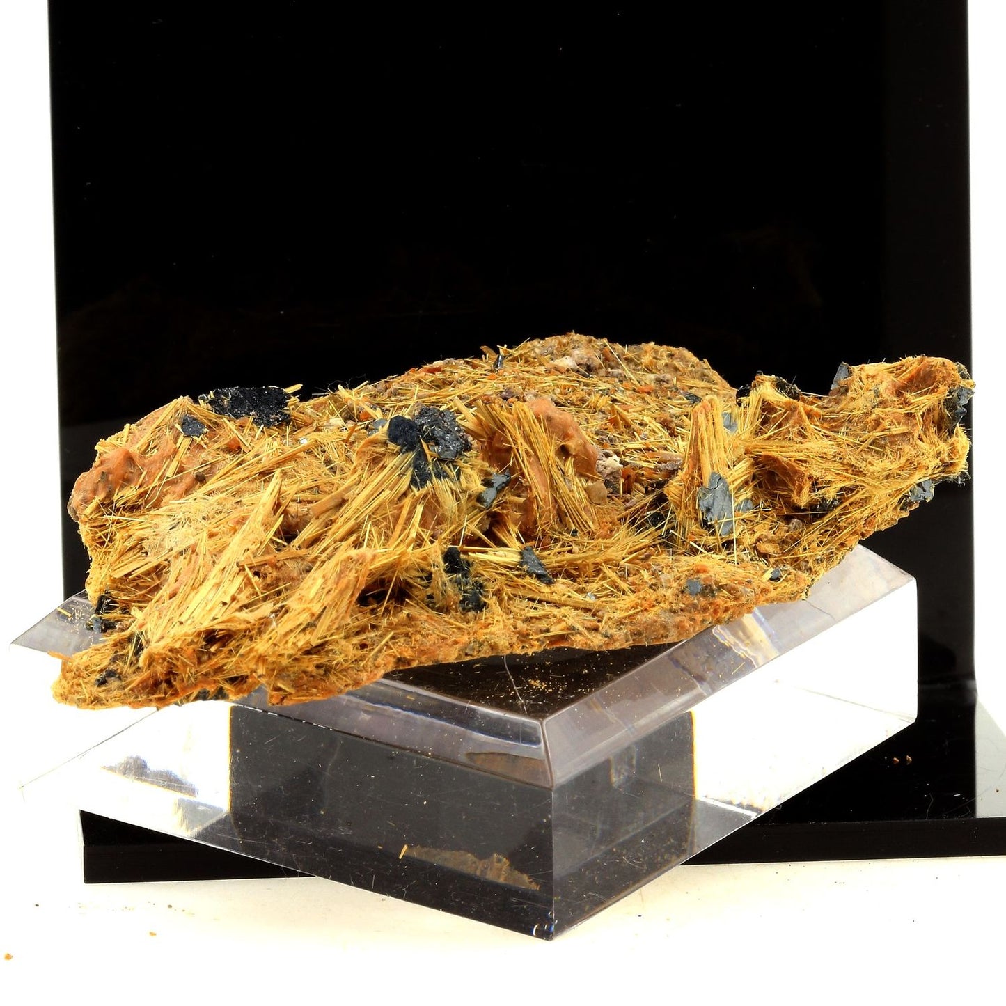 Rutile + Hematite. 680.0 carats. Novo Horizonte, Bahia, Brésil