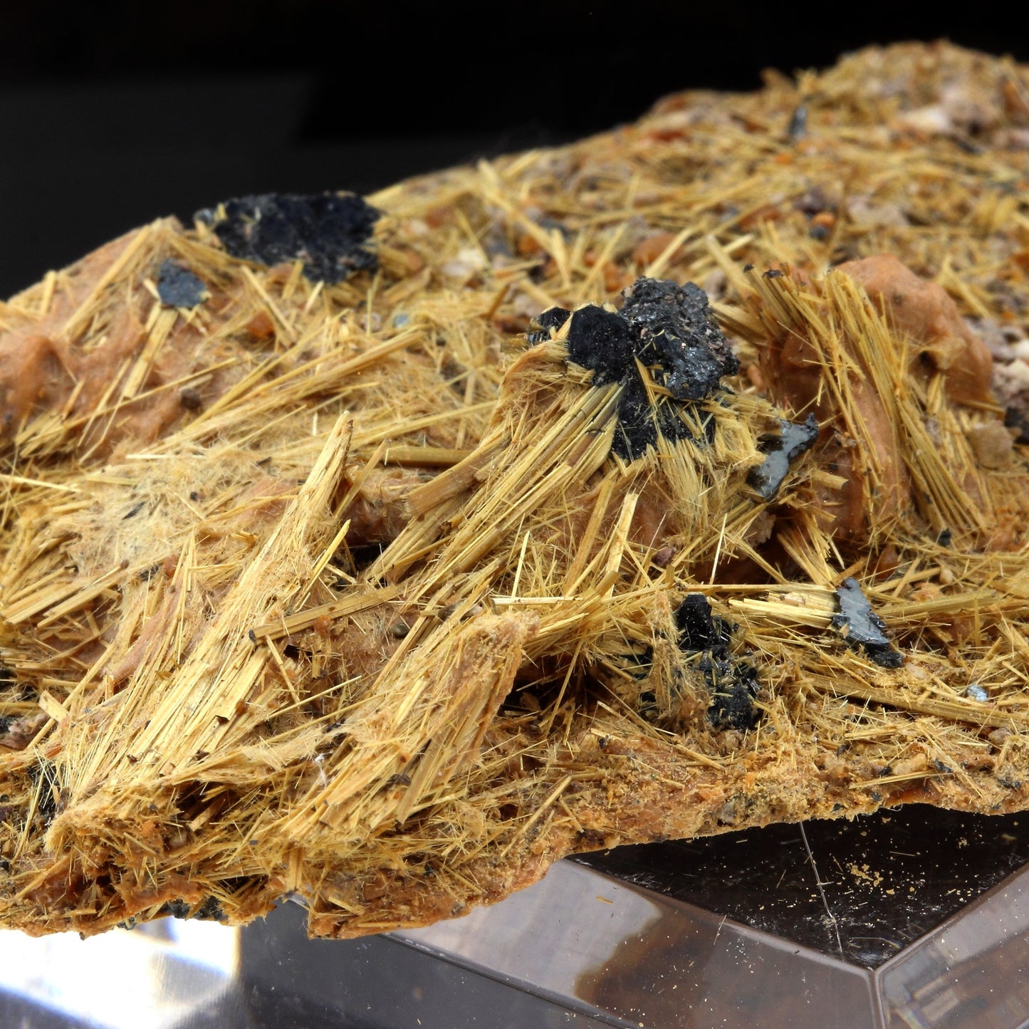 Rutile + Hematite. 680.0 carats. Novo Horizonte, Bahia, Brésil