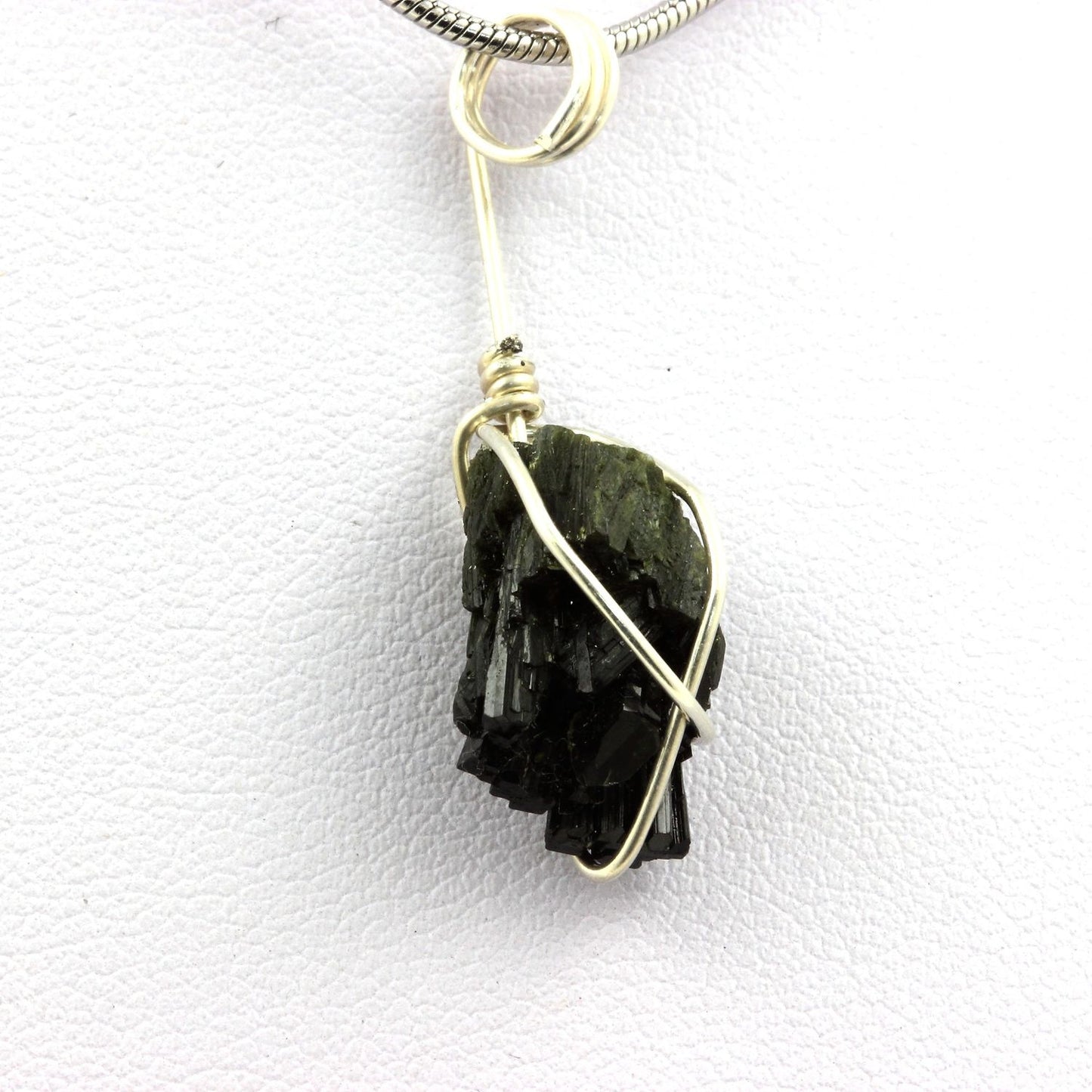 Collier Epidote brut Argent 925. 12.14 carats. Krimmler, Hohe Tauern, Autriche