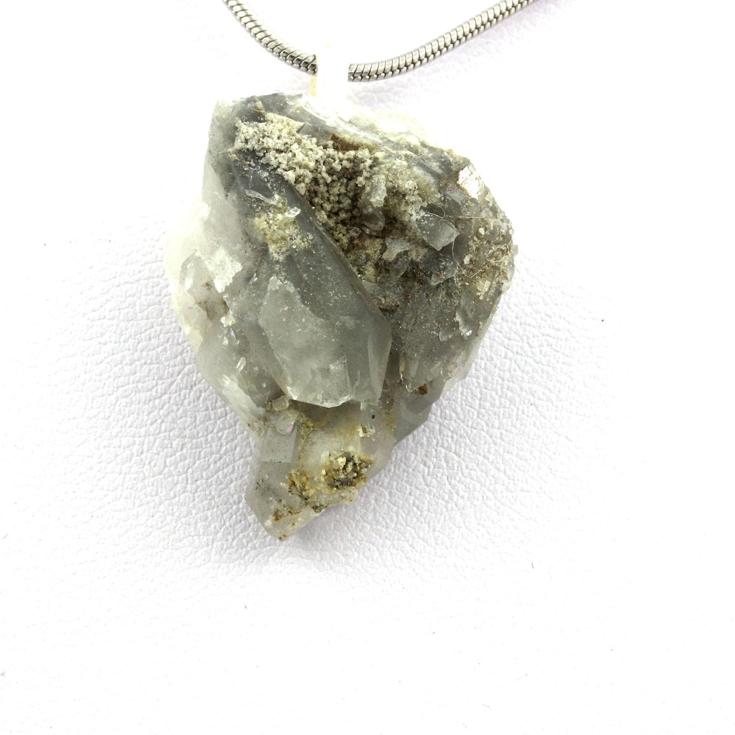Collier Quartz gris brut. 46.97 carats. Tête Noire, Massif du Mont-Blanc, Suisse