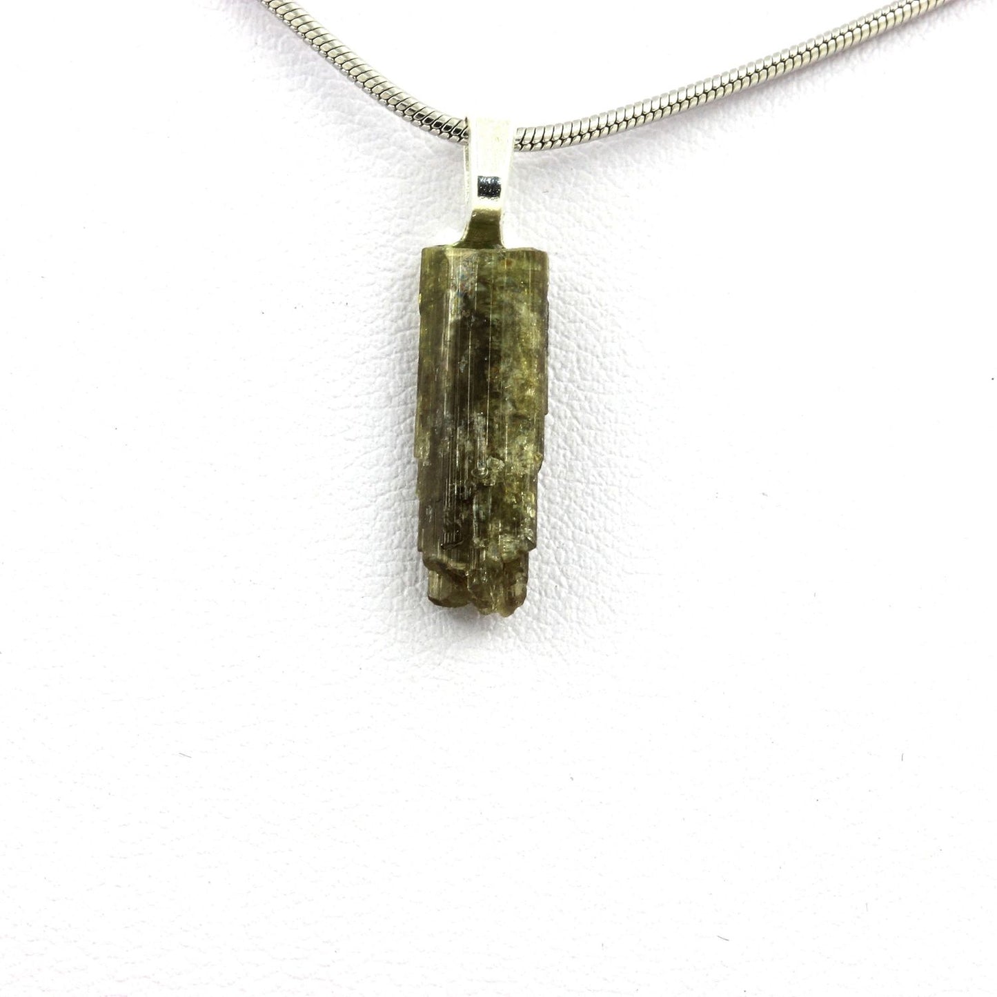 Collier Epidote brut. 6.92 carats. Belledonne, Isère, France
