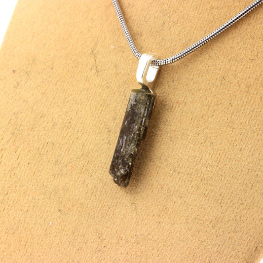 Collier Epidote brut. 6.92 carats. Belledonne, Isère, France