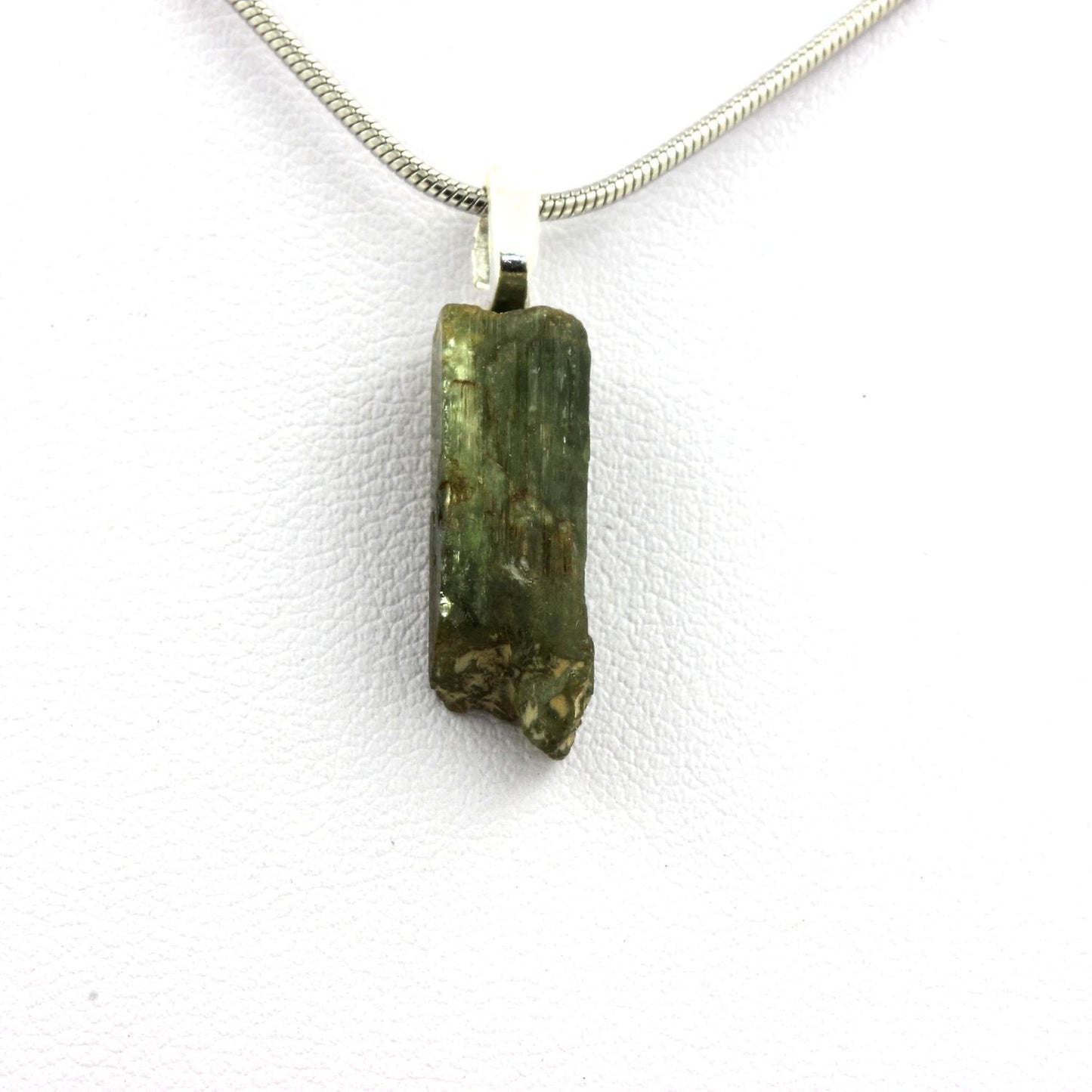 Collier Diopside brut. 12.98 carats. Ochsner-Rotkopf massif, Tyrol, Autriche