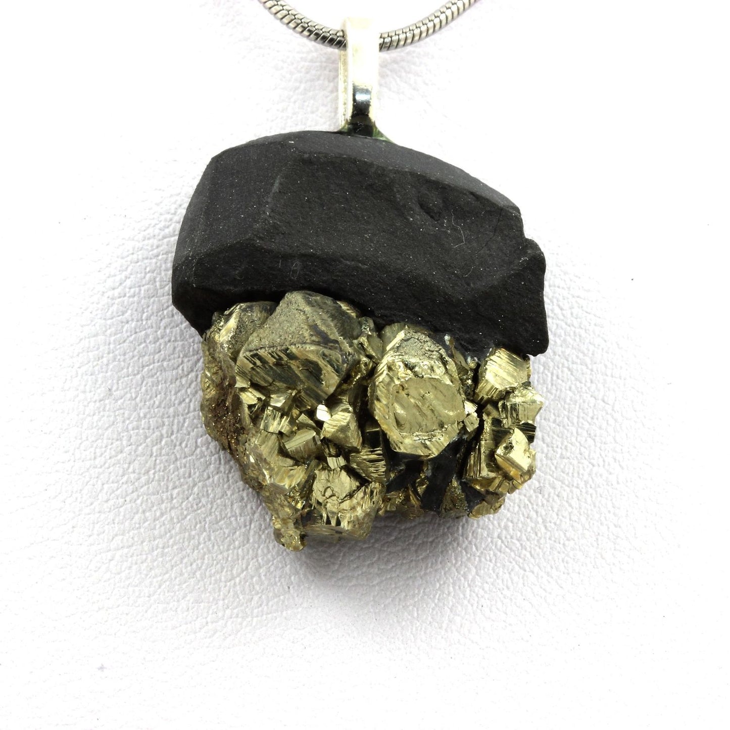 Collier Pyrite. 71.88 carats. Serre-Ponçon, France