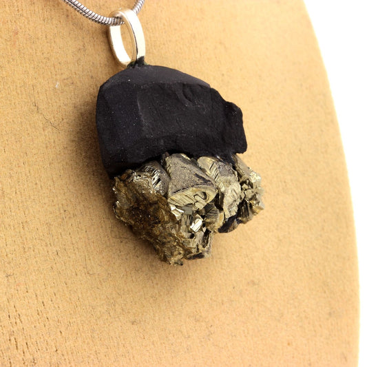 Collier Pyrite. 71.88 carats. Serre-Ponçon, France
