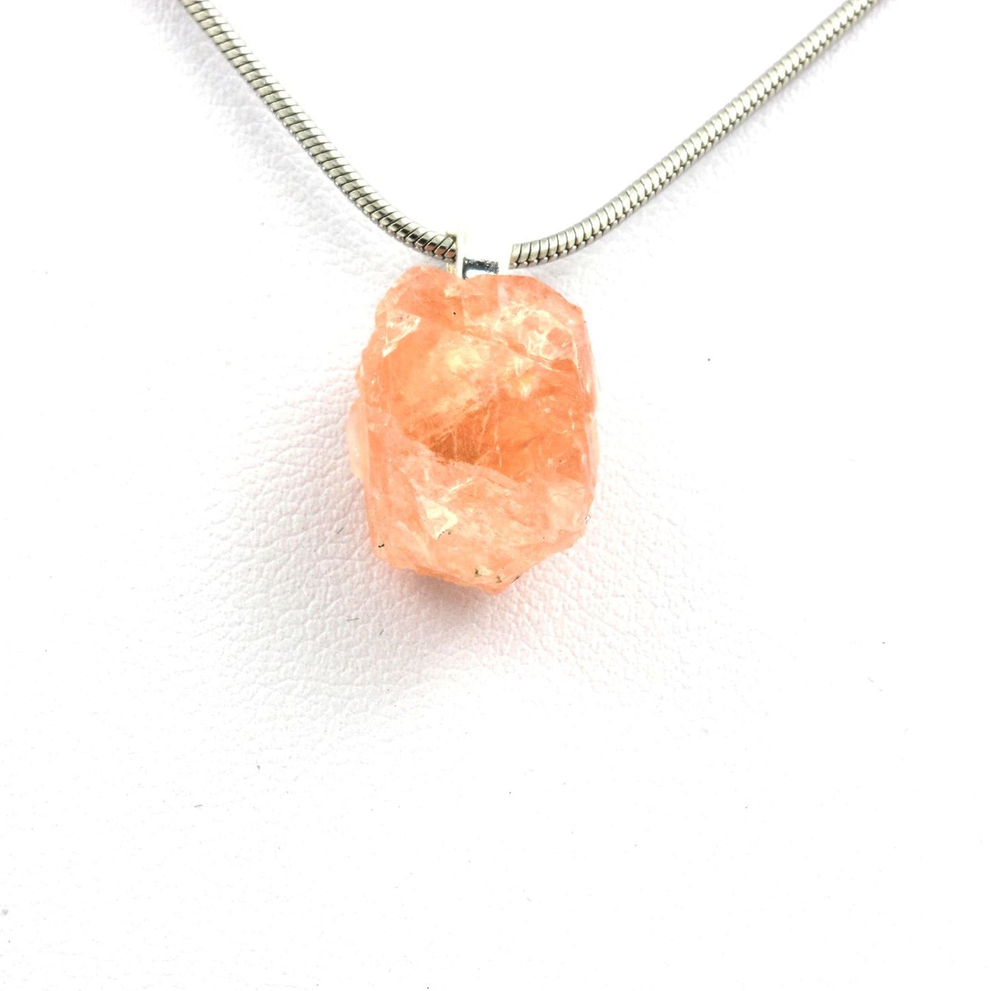 Collier Fluorite rose brut. 21.28 carats. Massif du Mont-Blanc, France