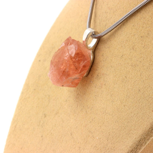 Collier Fluorite rose brut. 21.28 carats. Massif du Mont-Blanc, France