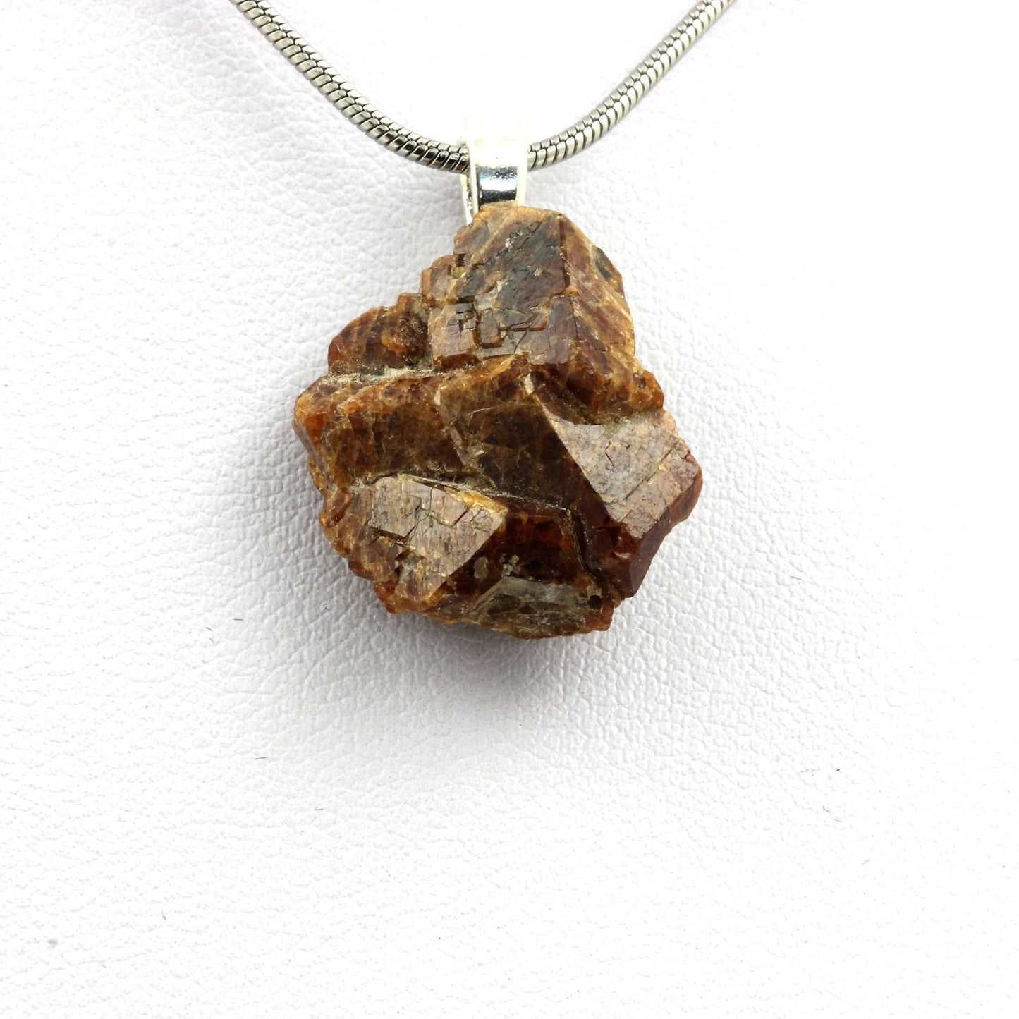 Collier Grenat Catalan Grossulaire-Andradite brut. 32.36 carats. Pyrénées-Orientales, France