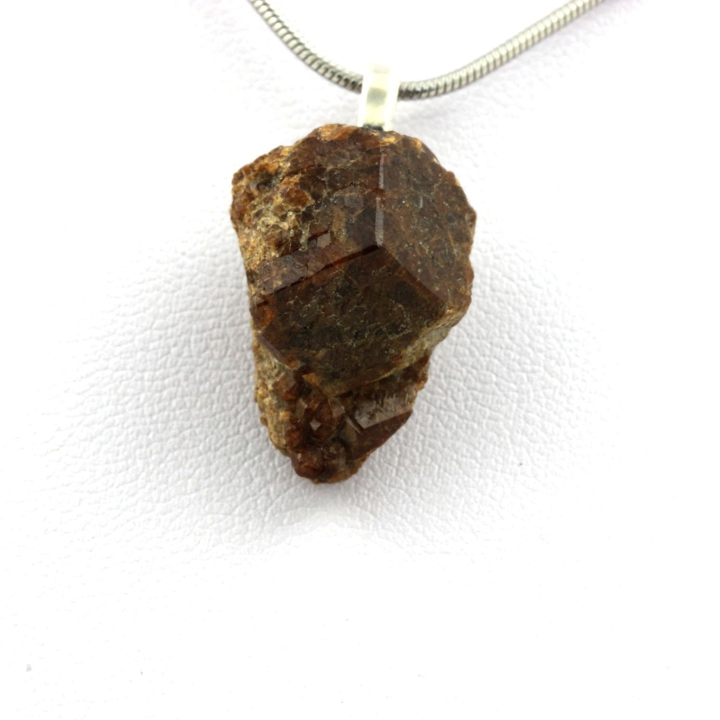 Collier Grenat Catalan Grossulaire-Andradite brut. 38.90 carats. Pyrénées-Orientales, France