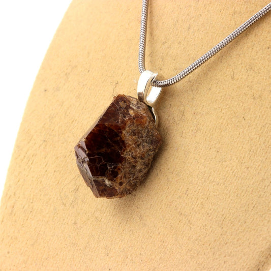 Collier Grenat Catalan Grossulaire-Andradite brut. 30.50 carats. Pyrénées-Orientales, France