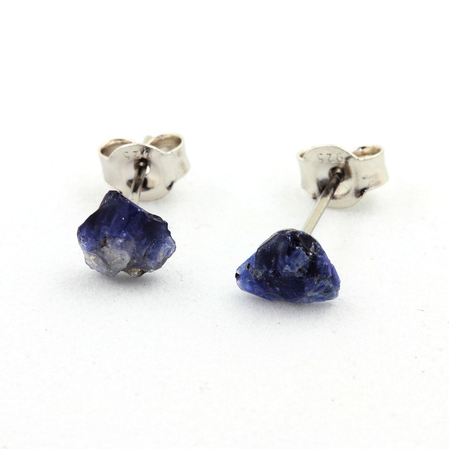 Boucles d'oreille Benitoite brut. 2.97 carats. San Benito Co., California, USA