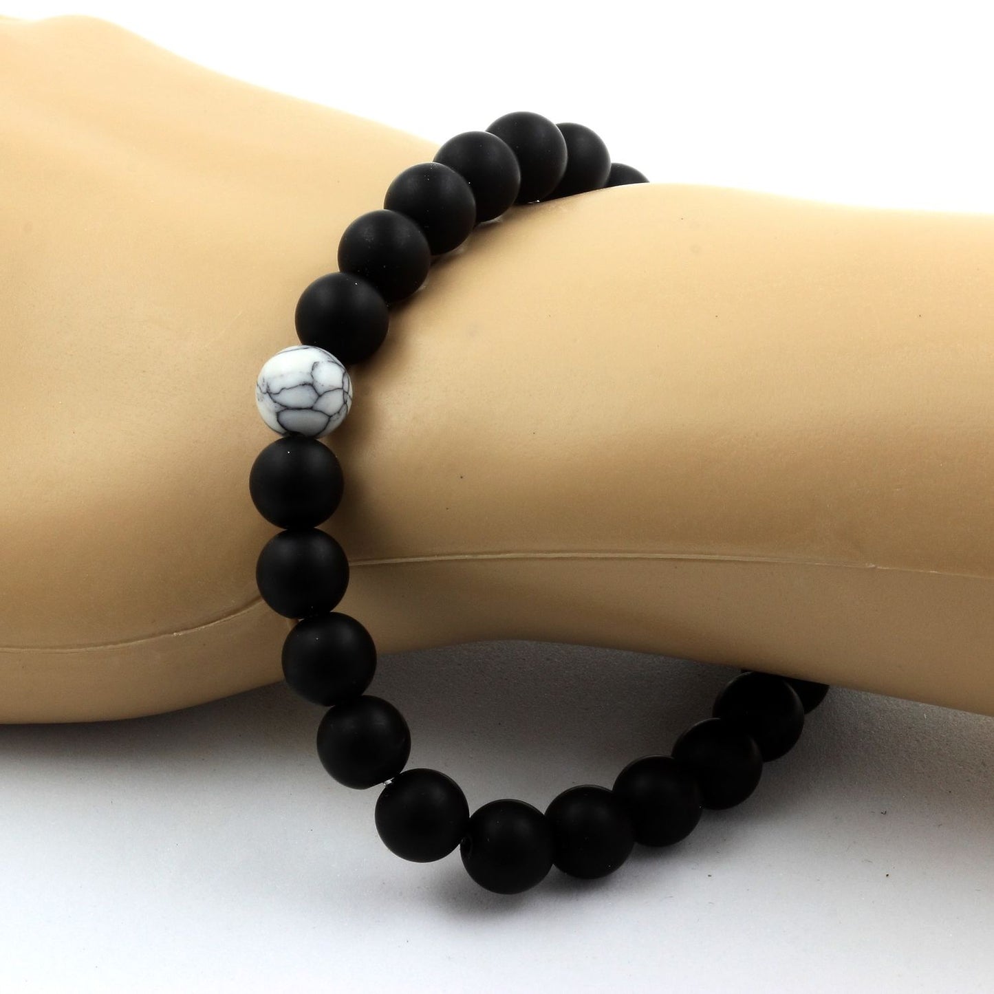 Onyx noir mat + Howlite. Bracelet en Perles naturelles