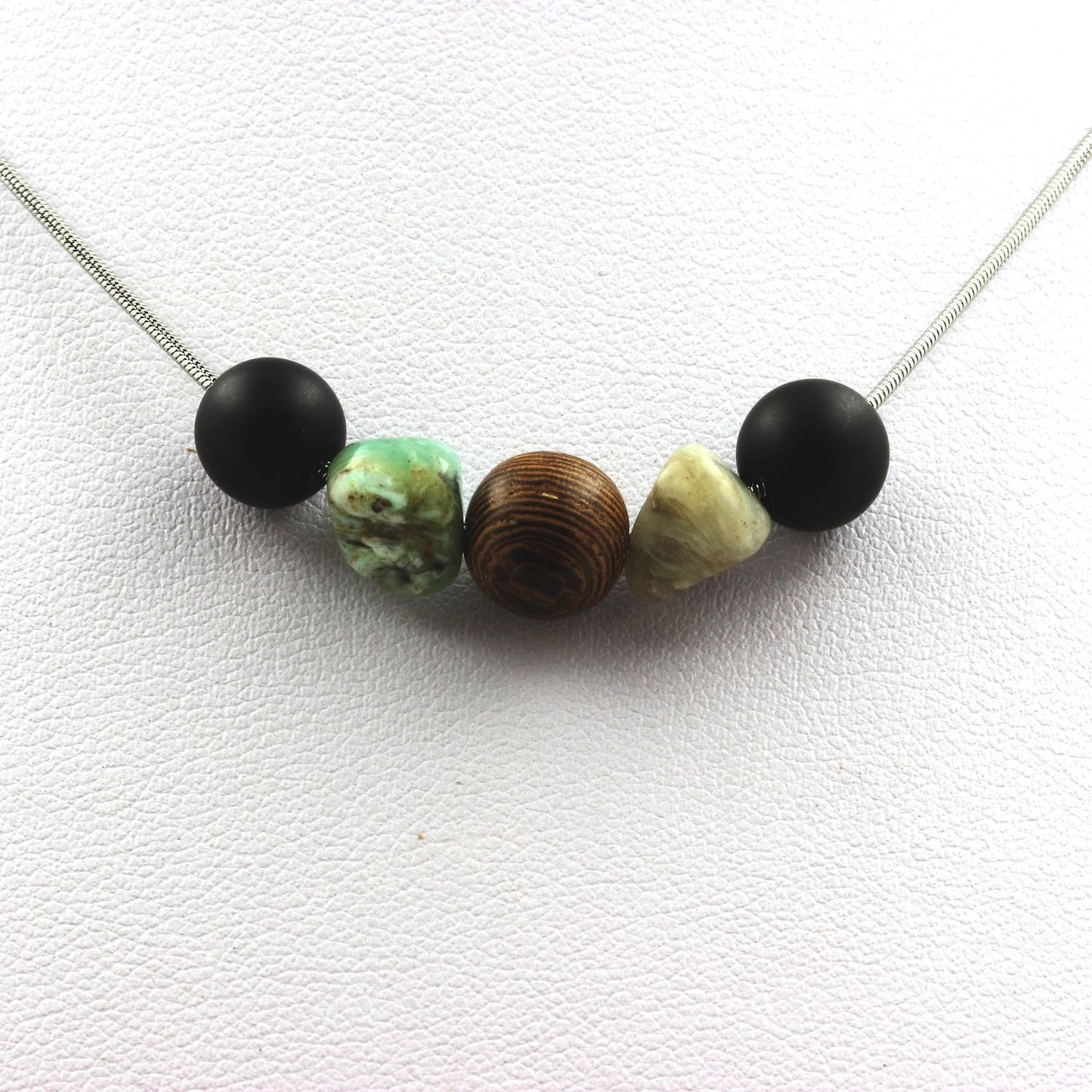 Collier perles bois + Onyx noir mat 8 mm + Opale multicolore d'Australie