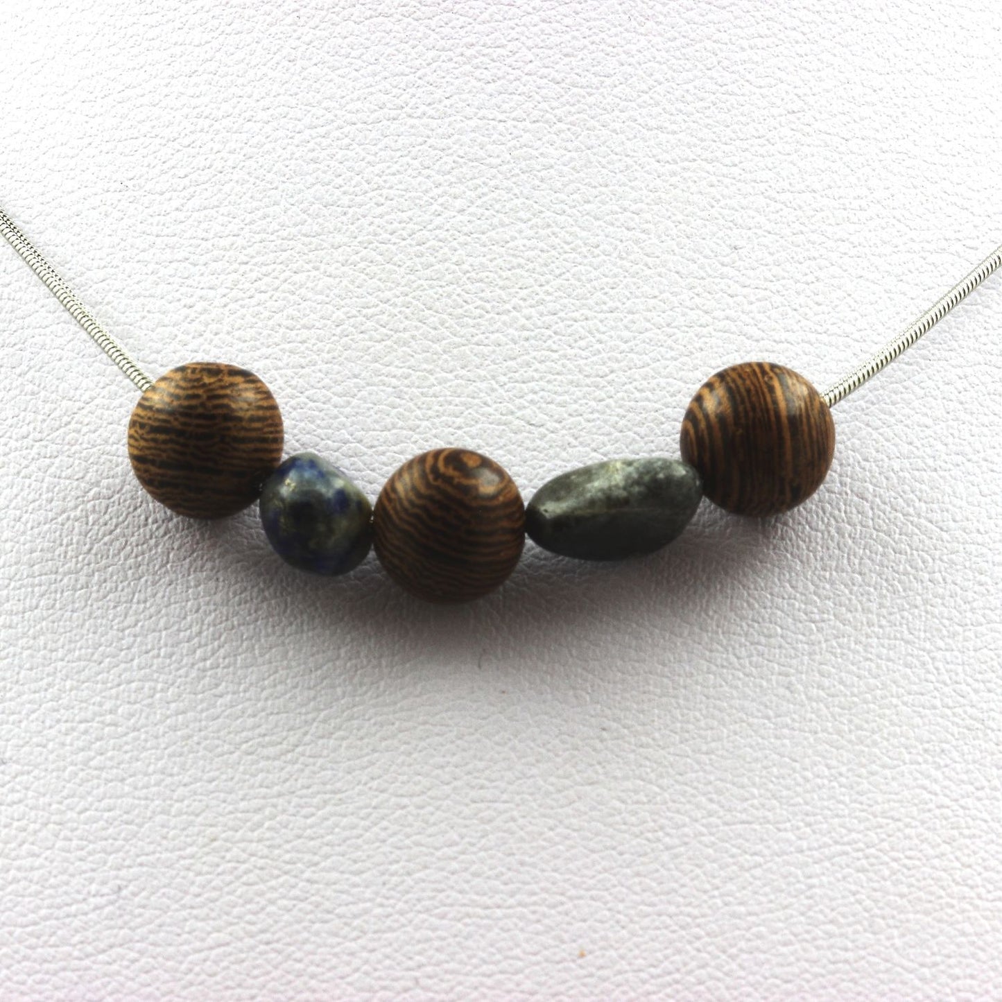 Collier perles bois 8 mm + Lapis Lazuli du Pakistan