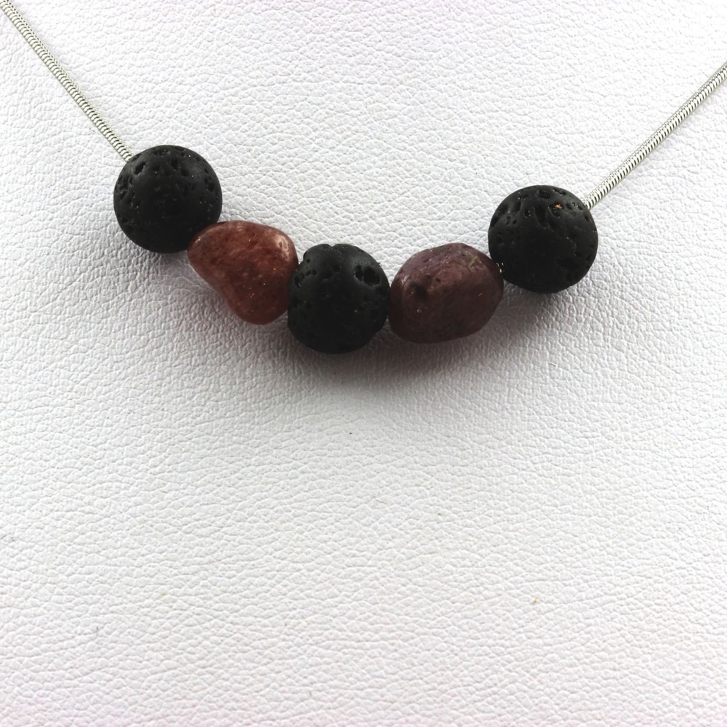 Collier perles Lave 8 mm + Rubis du Brésil