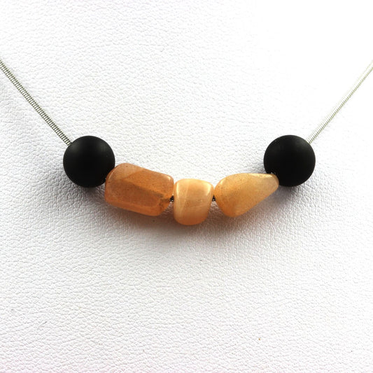Collier perles Onyx noir mat 8 mm + Pierre de soleil de Tanzanie