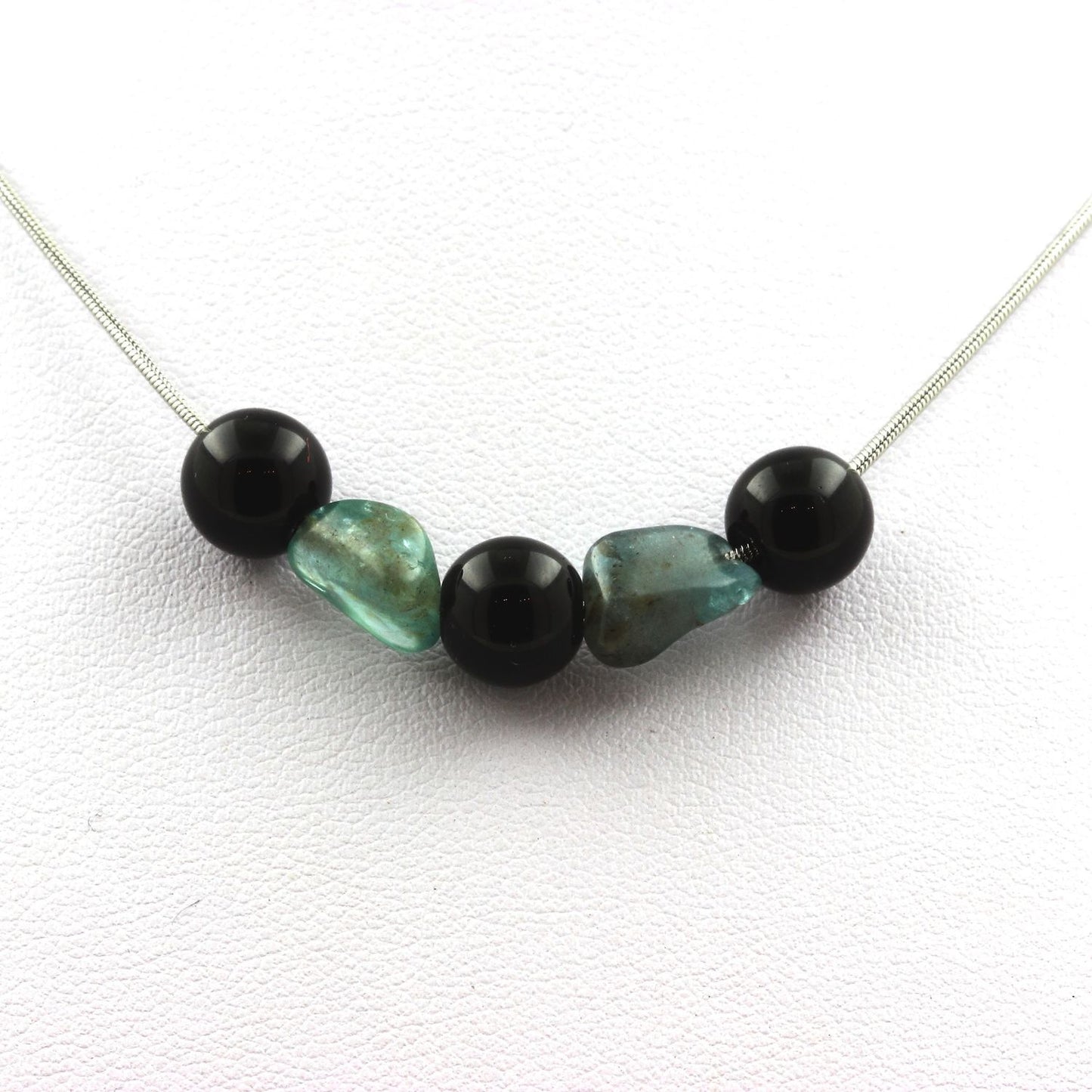 Collier perles Agate noire 8 mm + Apatite du Brésil