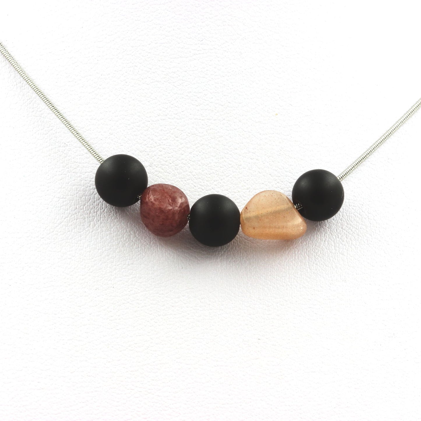 Collier perles Onyx noir mat 8 mm + Rubis du Brésil + Pierre de soleil de Tanzanie