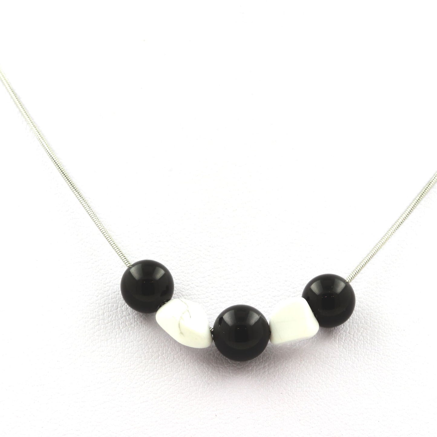 Collier perles Agate noire 8 mm + Howlite des USA