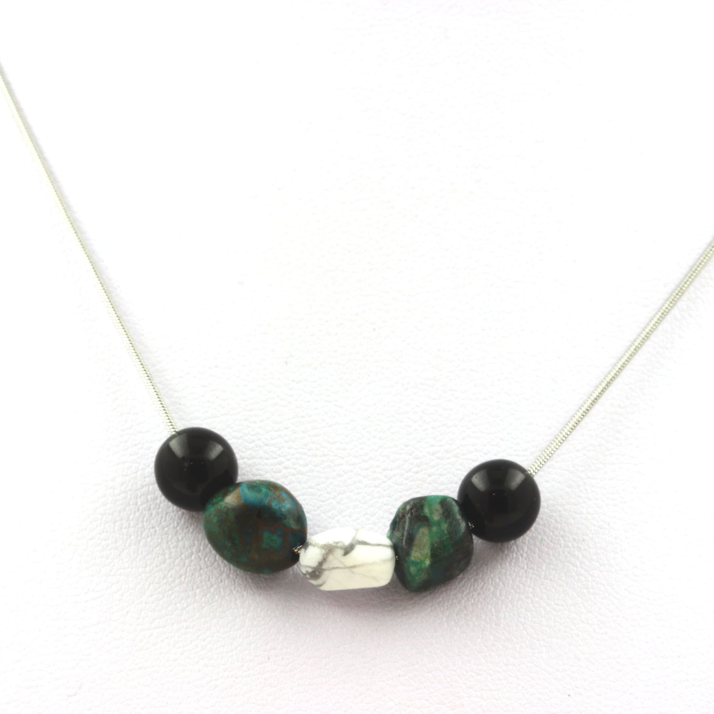 Collier perles Agate noire 8 mm + Chrysocolle des USA + Howlite des USA