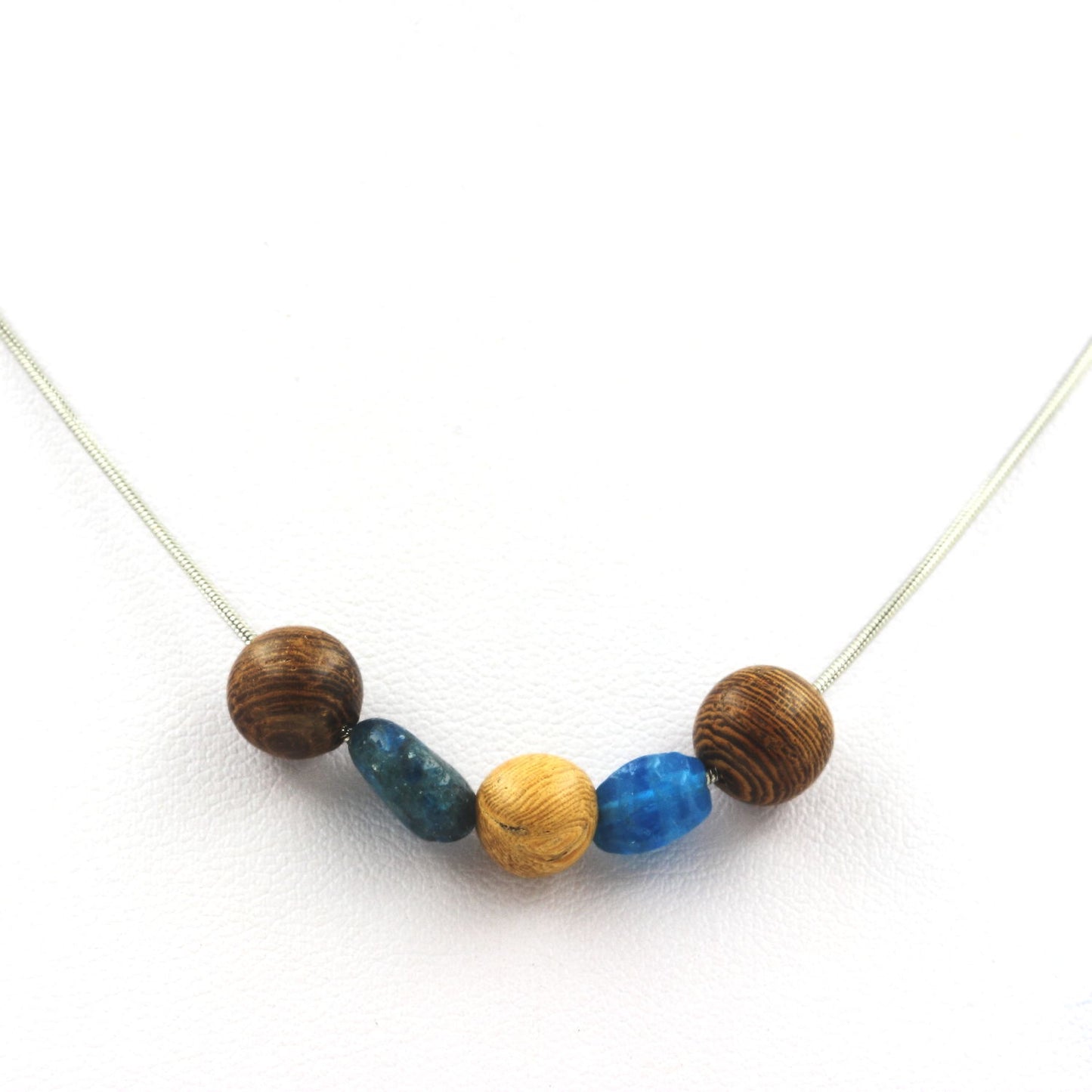 Collier perles bois 8 mm + Apatite bleu du Brésil