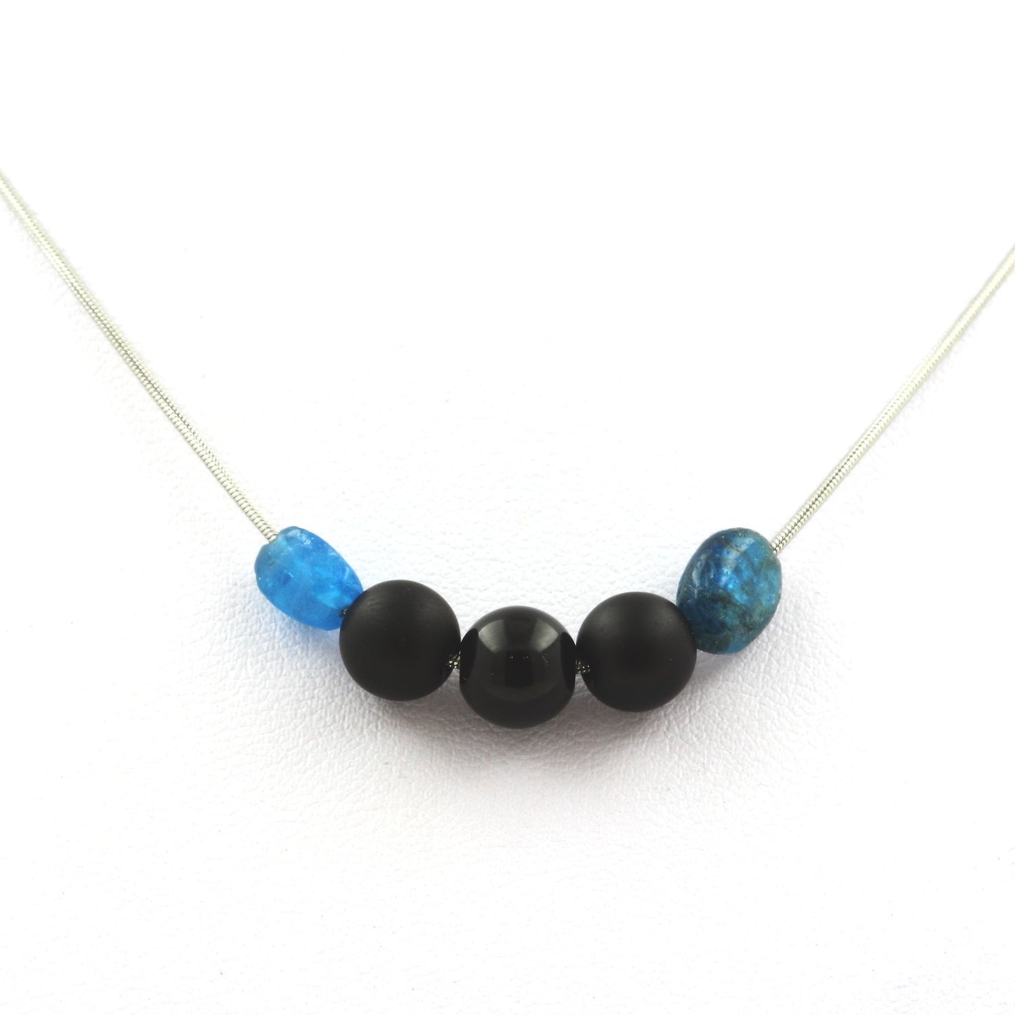 Collier perles Onyx noir mat 8 mm + Agate noire + Apatite bleu du Brésil