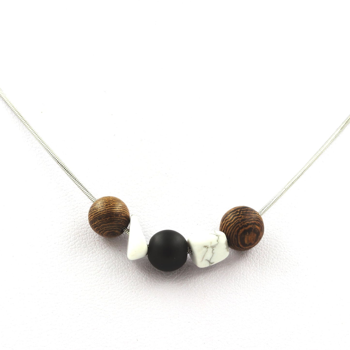 Collier perles bois 8 mm + Howlite des USA + Onyx noir mat