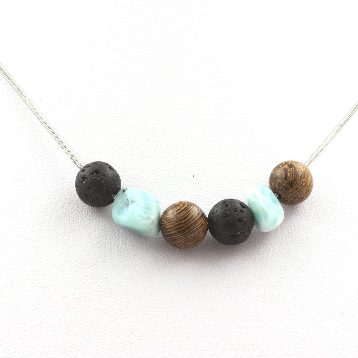 Collier perles bois + Lave + Larimar de République Dominicaine 8 mm