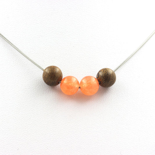 Collier perles bois + Calcédoine orange 8 mm