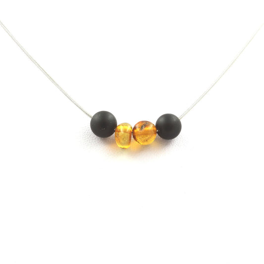 Collier 4 perles Ambre véritable de la mer Baltique + Onyx noir mat 8 mm