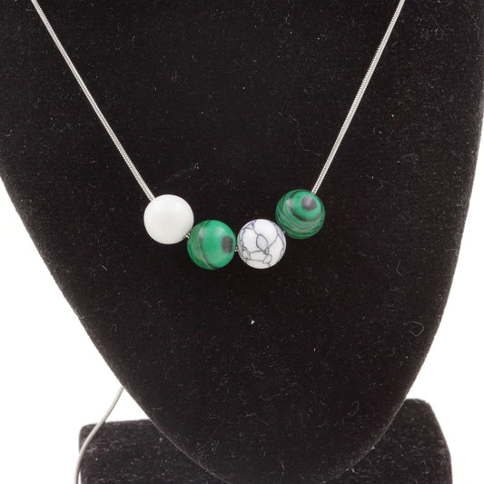 Collier 4 Perles Howlite + Malachite (avec résine) 8 mm