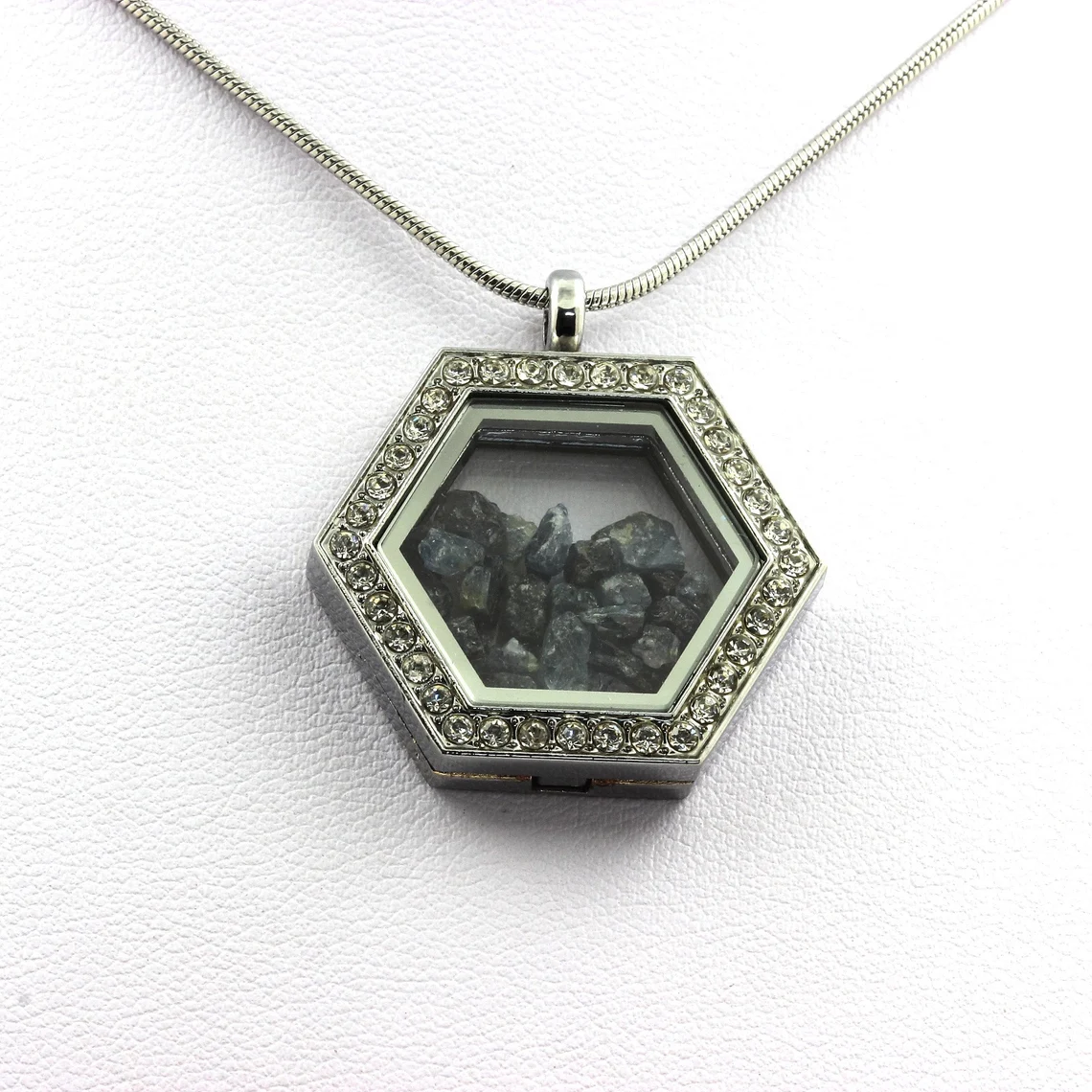 Collier Saphir brut modèle Hexagone